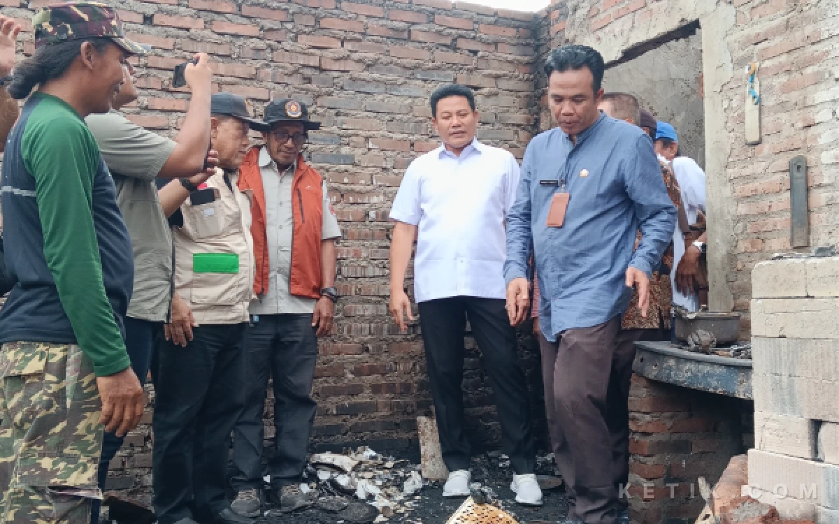 Thumbnail Berita - Bupati Subandi Bantu Perbaiki Rumah Terbakar di Tulangan, Ijazah dan Nilai Kuliah Hangus