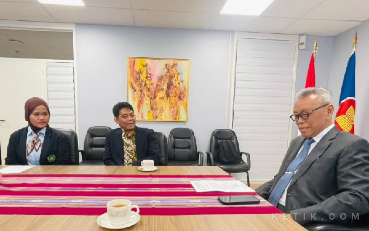 Foto Dubes RI, Andy Rachmianto berbincang santai dengan Miftahul Huda dan 4 mahasiswa Fakultas Humaniora UIN Malang. (Foto: Dok. Ketik.com)