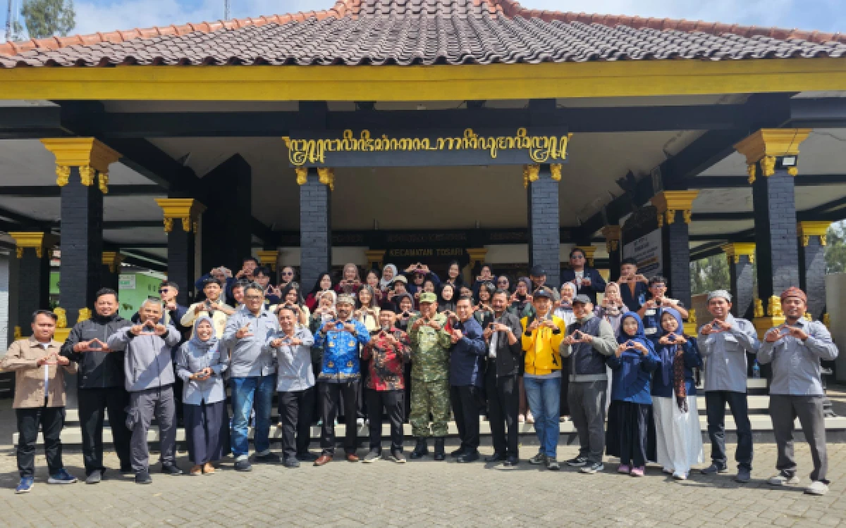 Thumbnail Berita - Enam Mahasiswa STIKOSA AWS Ikuti KKN Kolaboratif ASPIKOM Jatim, Dukung Pengembangan Pariwisata Desa