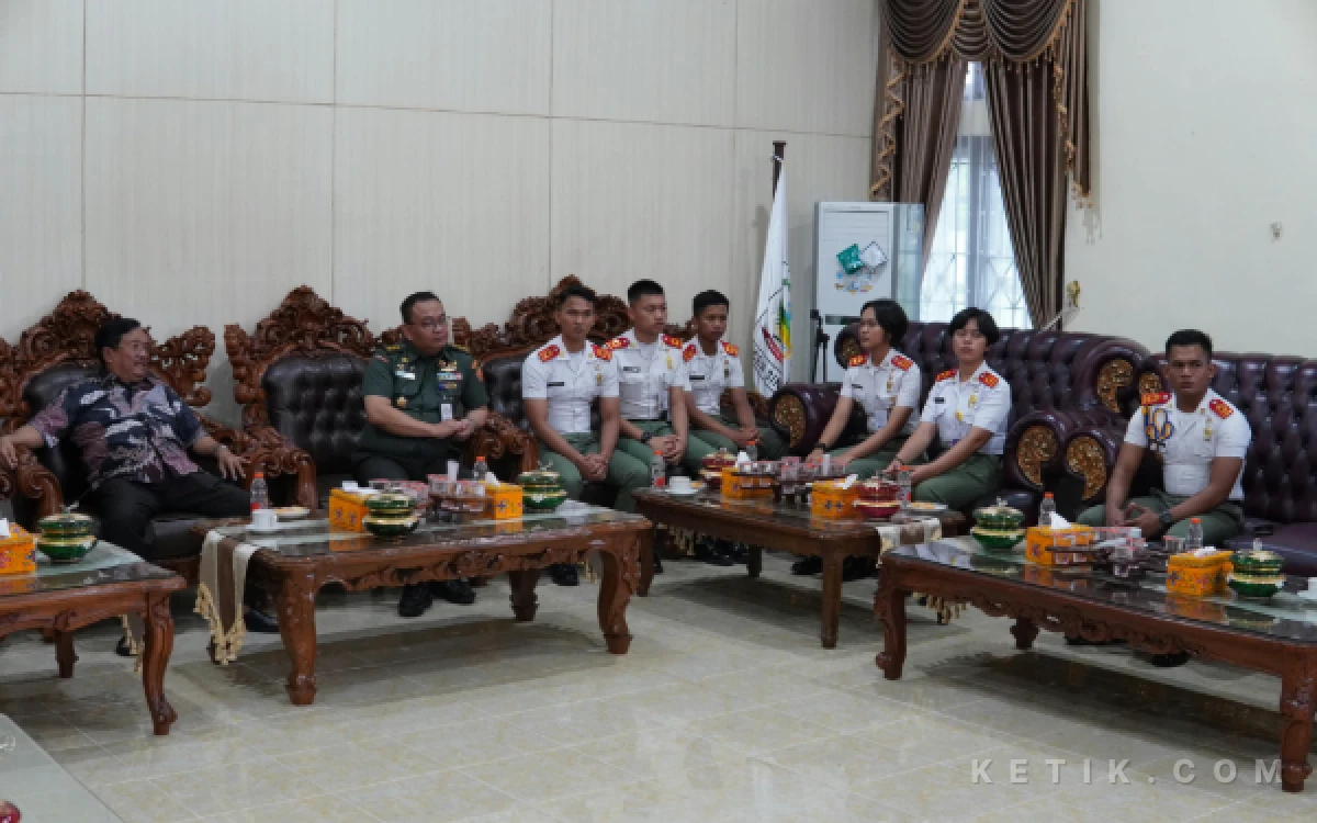 Thumbnail Berita - Bupati Aceh Singkil Apresiasi Kunjungan Unhan RI, Perkuat Wawasan dan Disiplin Siswa Sekolah Rakyat