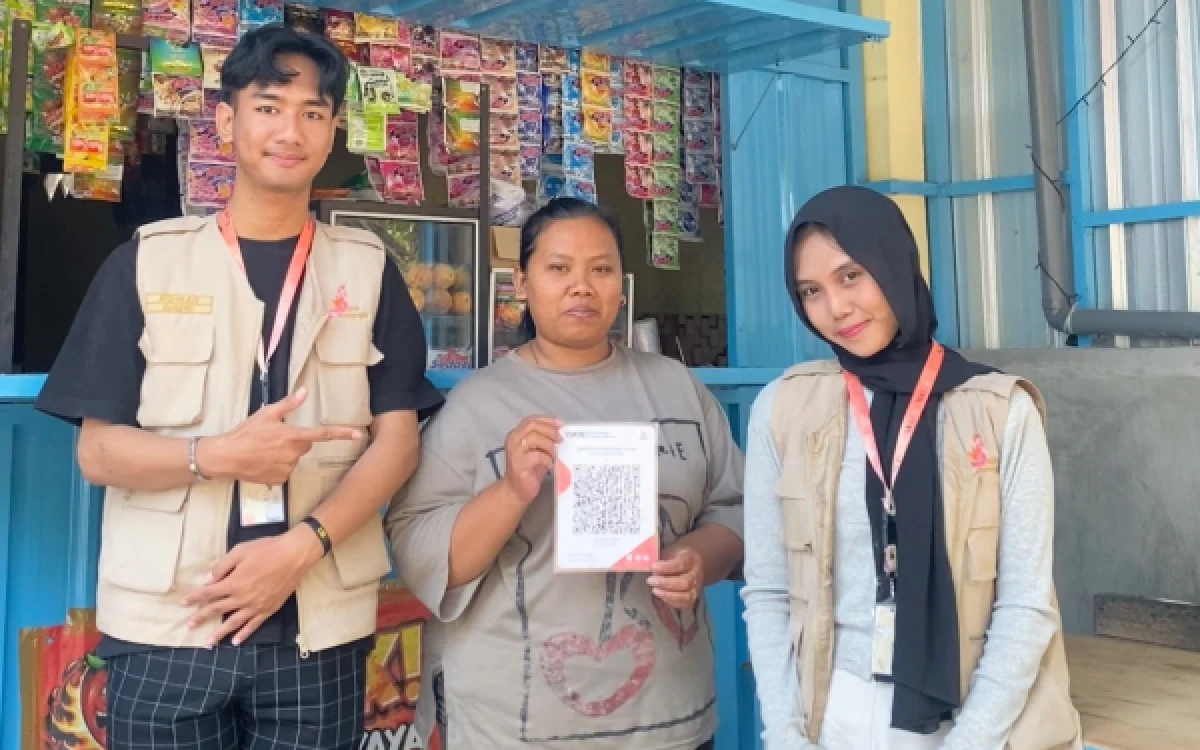 Thumbnail Berita - WujudkanMahasiswa KKN UB Dorong Digitalisasi UMKM Lewat Pendampingan dan Pembuatan QRIS di Desa Jajar Kediri