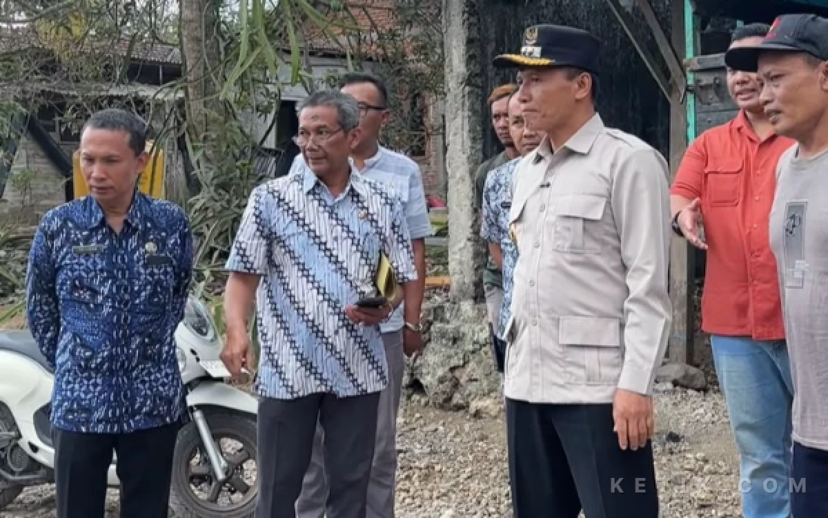 Thumbnail Berita - Tinjau Jalan Rusak di Kalidawe, Plt. Bupati Tulungagung Bawa Angin Segar dan Sembako untuk Warga