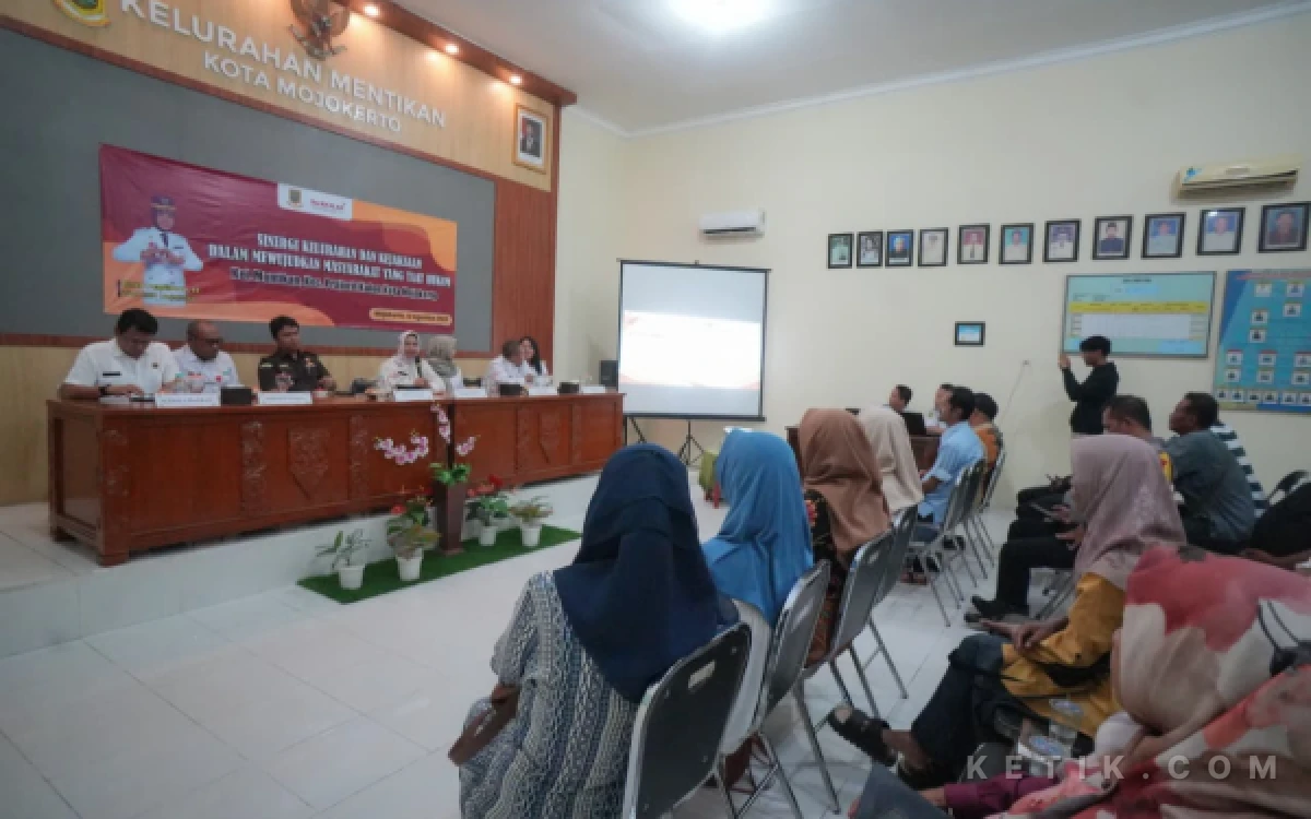 Foto Tampak Walikota Mojokerto Ika Puspitasari bersama Kejaksaan Kota mojokerto edukasi masyarakat Mentikan sadar hukum (Sholahudin/ Susilo/ketik.com)