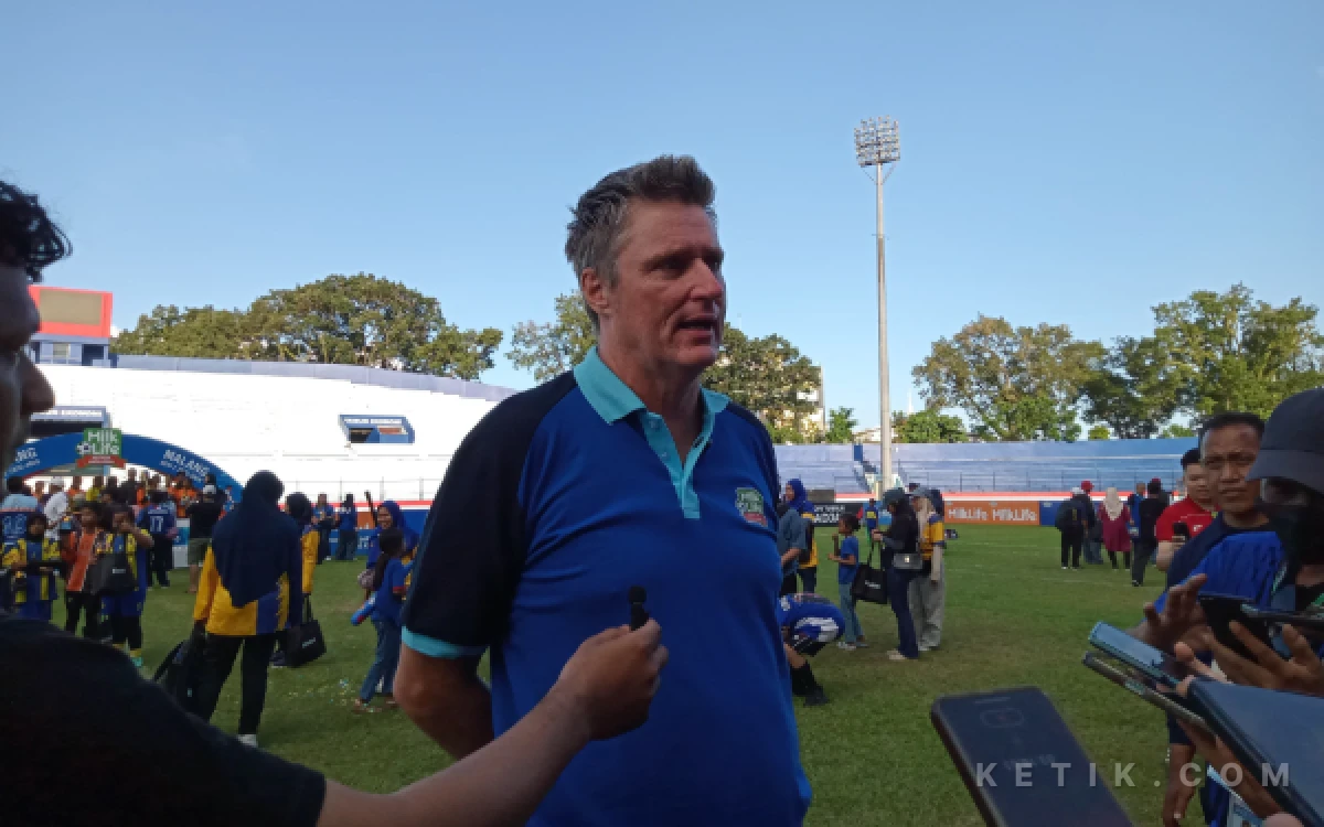 Foto Coach Timo Scheunemann terus mendukung peningkatan sepak bola perempuan di Indonesia. (Foto: Aliyah/Ketik.com)