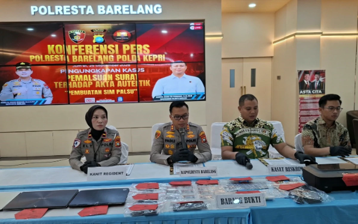 Thumbnail Berita - Polresta Barelang Ungkap Pelaku Pembuatan SIM C Palsu