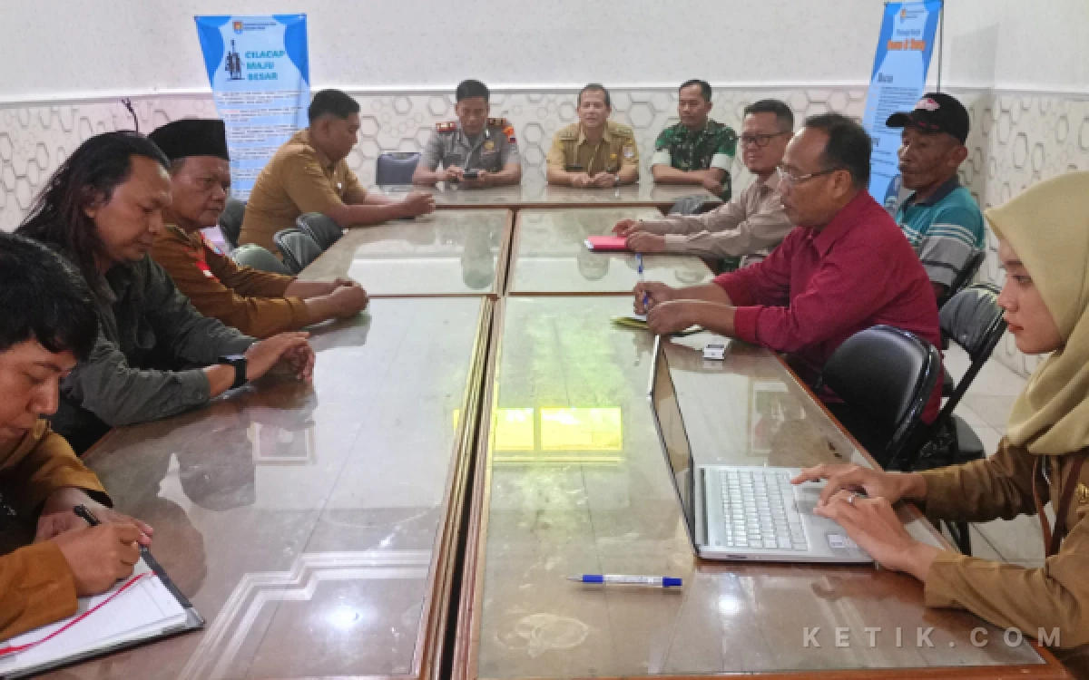 Thumbnail Berita - Diduga Mencuri Pohon Warganya, Kades di Cilacap Dilaporkan ke Polisi