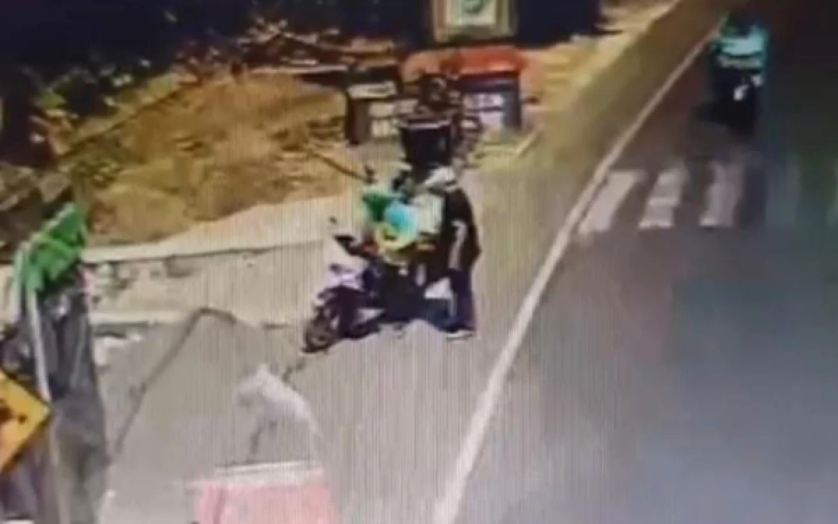 Thumbnail Berita - Sedihnya Lansia Penjual Es Krim di Kota Batu, Terpaksa Nganggur Usai Motornya Dibawa Kabur Penipu