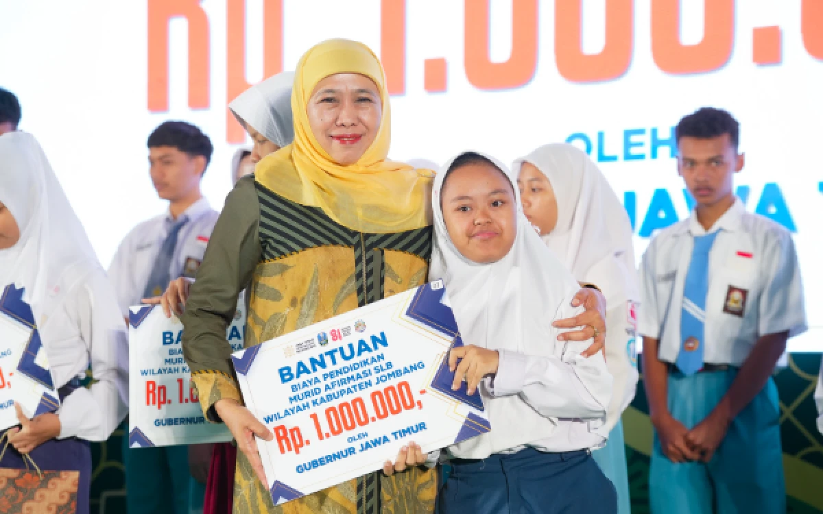Thumbnail Berita - Gubernur Khofifah Salurkan Bantuan Pendidikan Rp112 Juta untuk 112 Murid SMA, SMK, dan SLB di Jombang