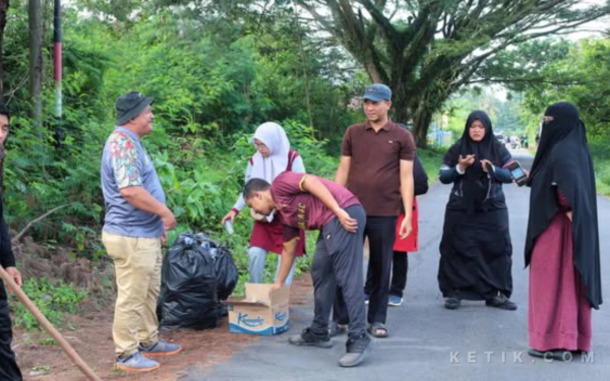 Foto Gotong royong massal di kawasan Ujong Karang, Desa Suak Indrapuri. (Foto: Diskominsa)