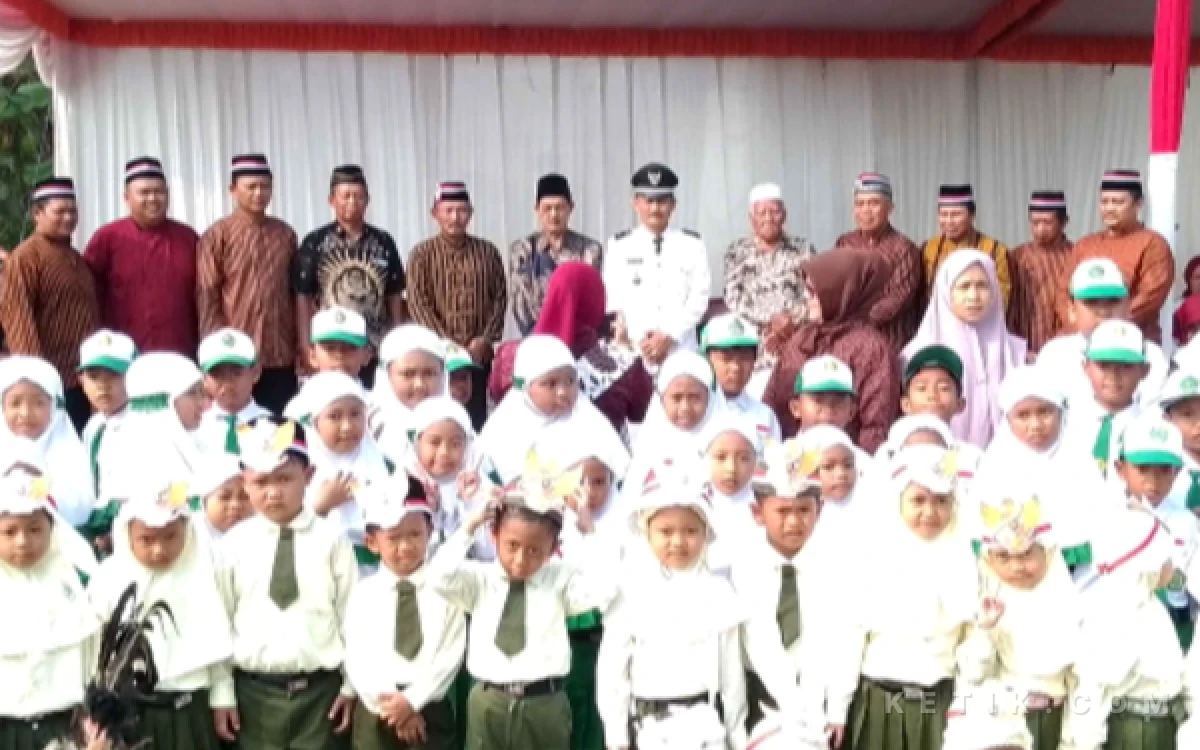 Thumbnail Berita - Jelang Masa Purna, Kades Doroampel Tulungagung Pimpin Upacara Bendera HUT Ke-81 RI
