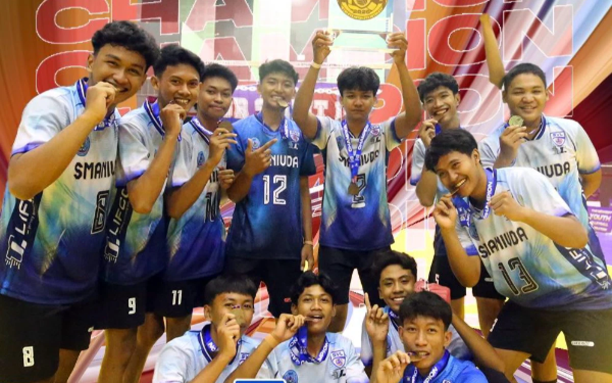 Foto (Foto: Tim bola voli putra SMA Negeri 4 Sidoarjo merayakan keberhasilan meraih gelar juara SVL 2026 Zona Timur. Postingan Instagram @svl_indonesia)