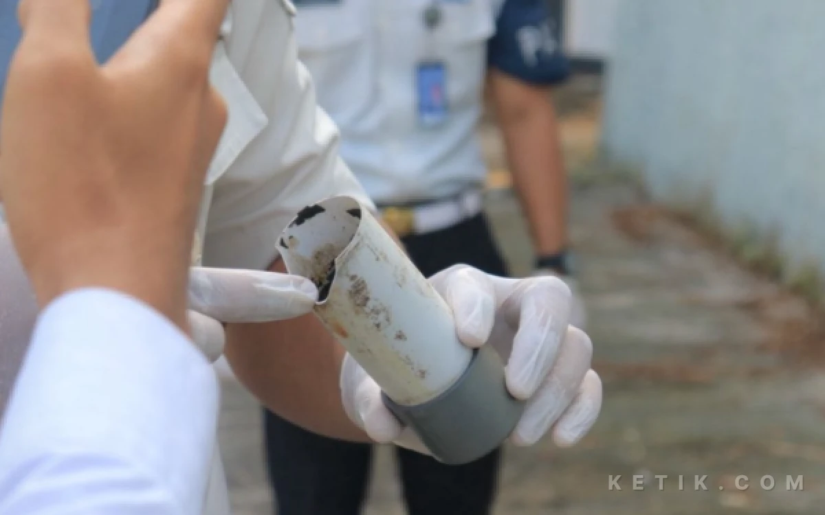 Thumbnail Berita - Lempar Narkoba ke Dalam Lapas Madiun Gagal, Paket Sabu Tersangkut di Kawat Berduri
