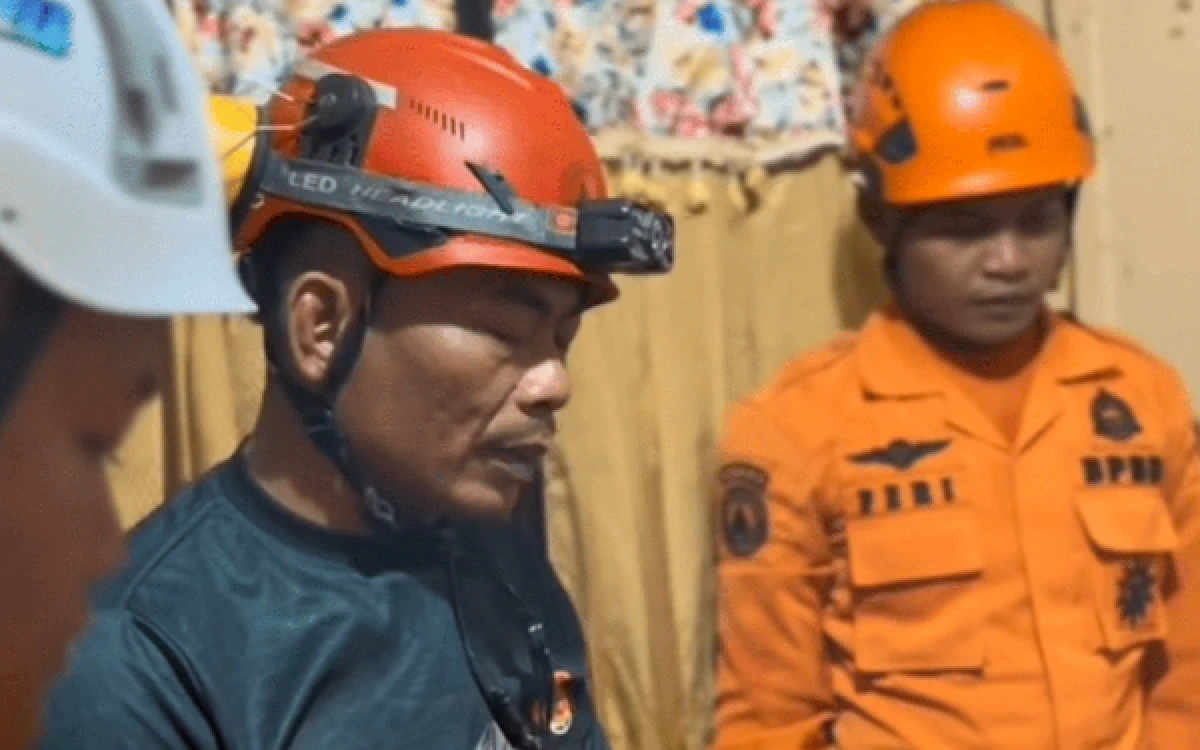 Foto Lilik Pujianto bersama Tim Rescue saat mengatur strategi penurunan jenazah dari lantai dua agar aman bagi semua pihak (Tangkap layar Instagram @call112surabaya)