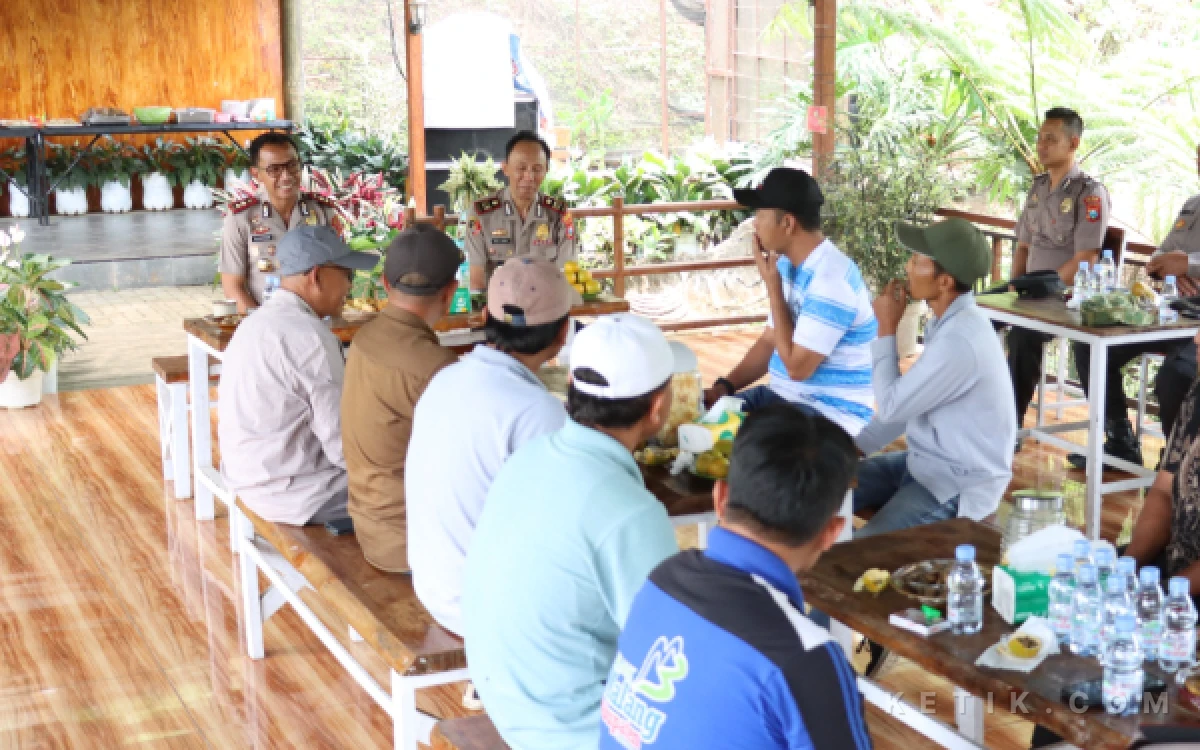 Thumbnail Berita - Duduk Bersama Warga Sukolilo, Kapolres Malang Rulian Syauri Hadir Mendengar dan Mencari Solusi