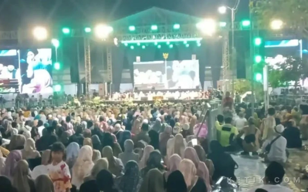 Foto Suasana ribuan warga saat ikuti pengajian Akbar bersama Gus Iqdam