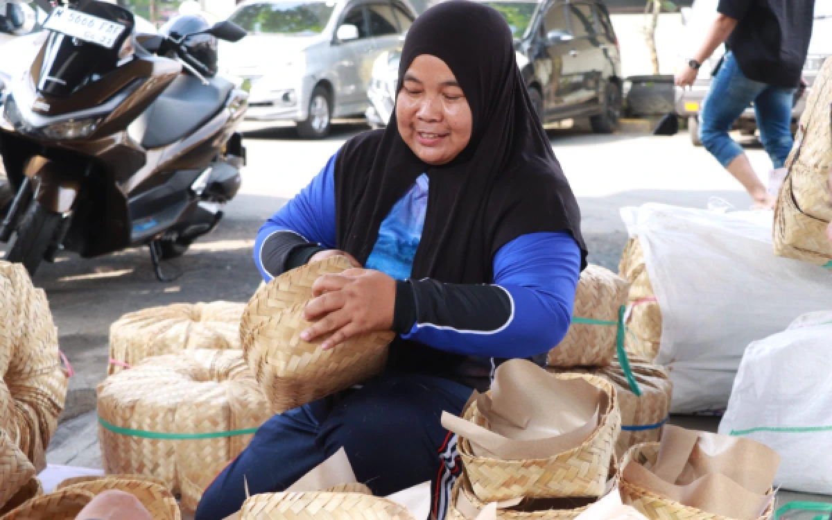 Thumbnail Berita - Polres Malang Bagi-Bagi Daging Kurban Pakai Besek Bambu, Kurangi Sampah Plastik