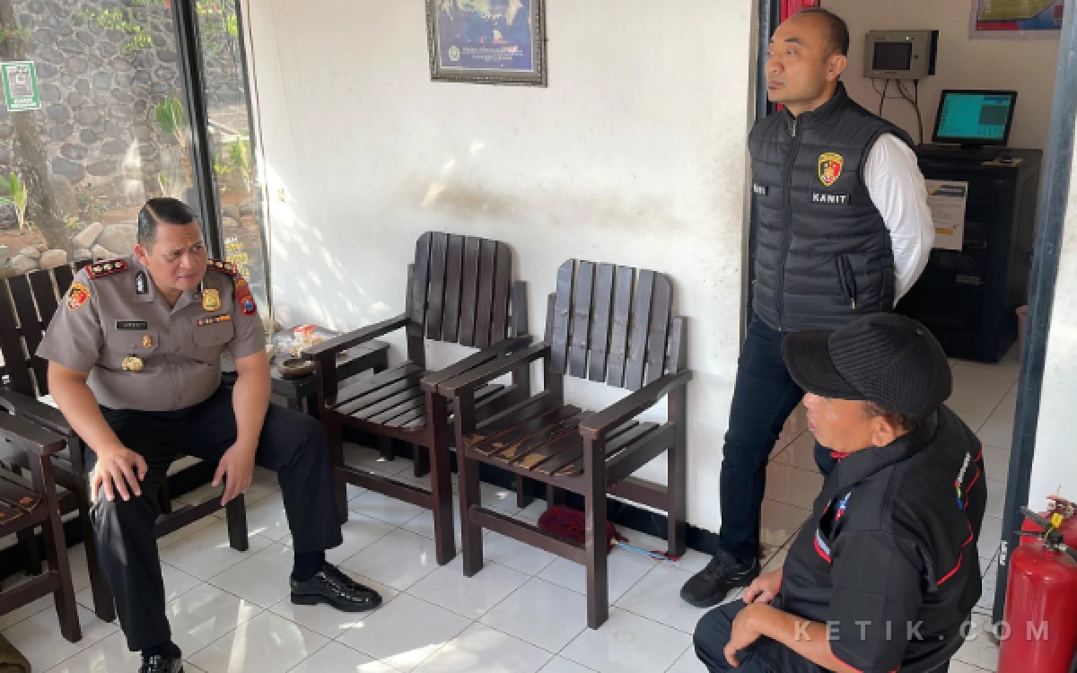 Foto Kapolres Bondowoso AKBP Dr. Aryo Dwi Wibowo, S.H., S.I.K., M.M., turun langsung melakukan inspeksi mendadak (sidak) ke sejumlah Stasiun Pengisian Bahan Bakar Umum (SPBU) di wilayah Kabupaten Bondowoso, Senin (19/10/2026). 
Foto: Haryono/Ketik.com