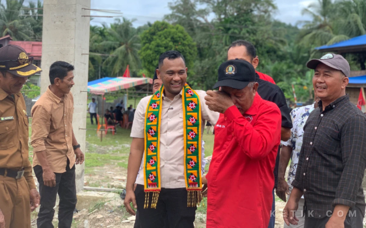 Thumbnail Berita - Air Mata Mardillah Pecah, Jamaluddin Idham Bantu Pembangunan Masjid Simeulue