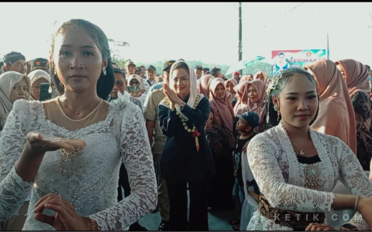 Thumbnail Berita - Jalan Bulupayung-Pesanggrahan Aspirasi Novita Wijayanti Selesai Dibangun, Warga Gelar Syukuran