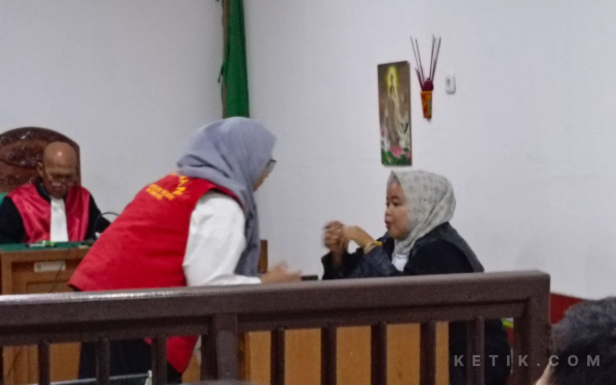 Thumbnail Berita - Terdakwa Sabrina dalam Kasus Penipuan Investasi Skincare Rp225 Juta Divonis 1 Tahun Penjara