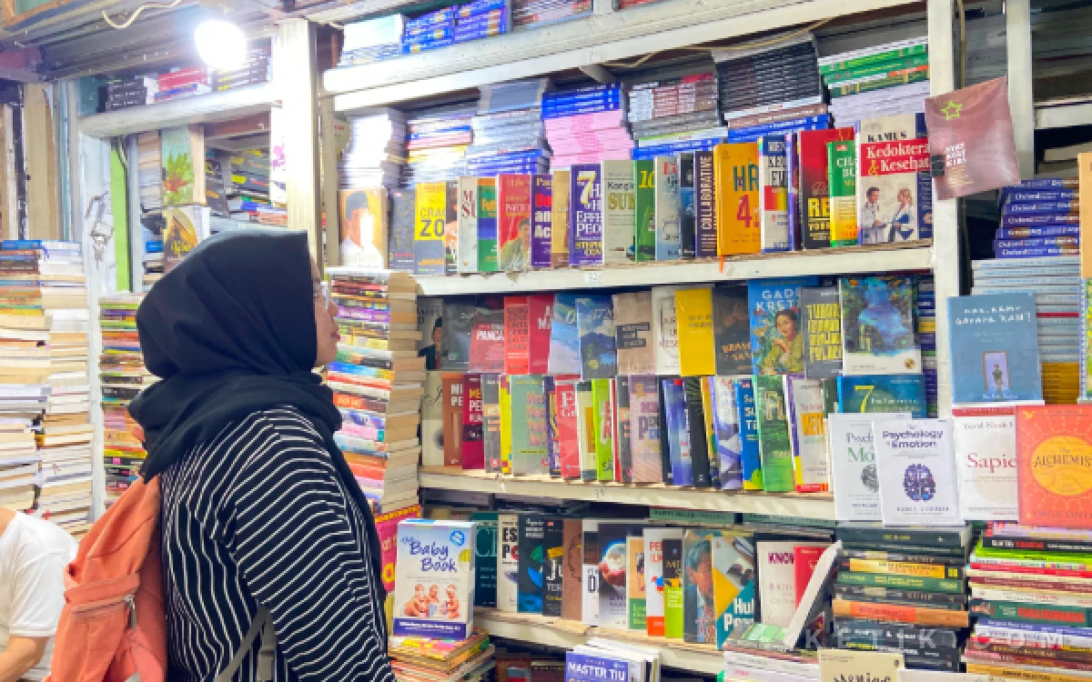 Foto Anak muda sedang mencari buku di Pasar Buku Wilis. (Foto: Dok. Ketik.com)