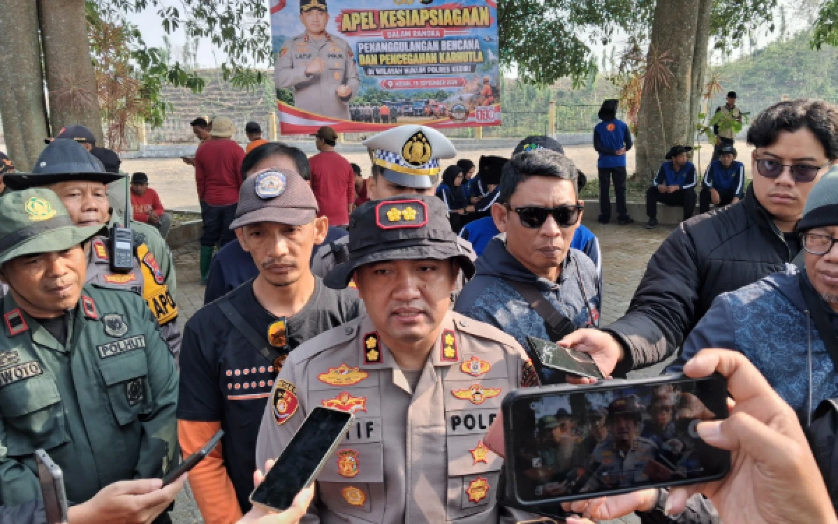 Thumbnail Berita - Waspada Karhutla, Polres Kediri Masifkan Sosialisasi Pencegahan Bareng Komunitas Garang di Gunung Kelud