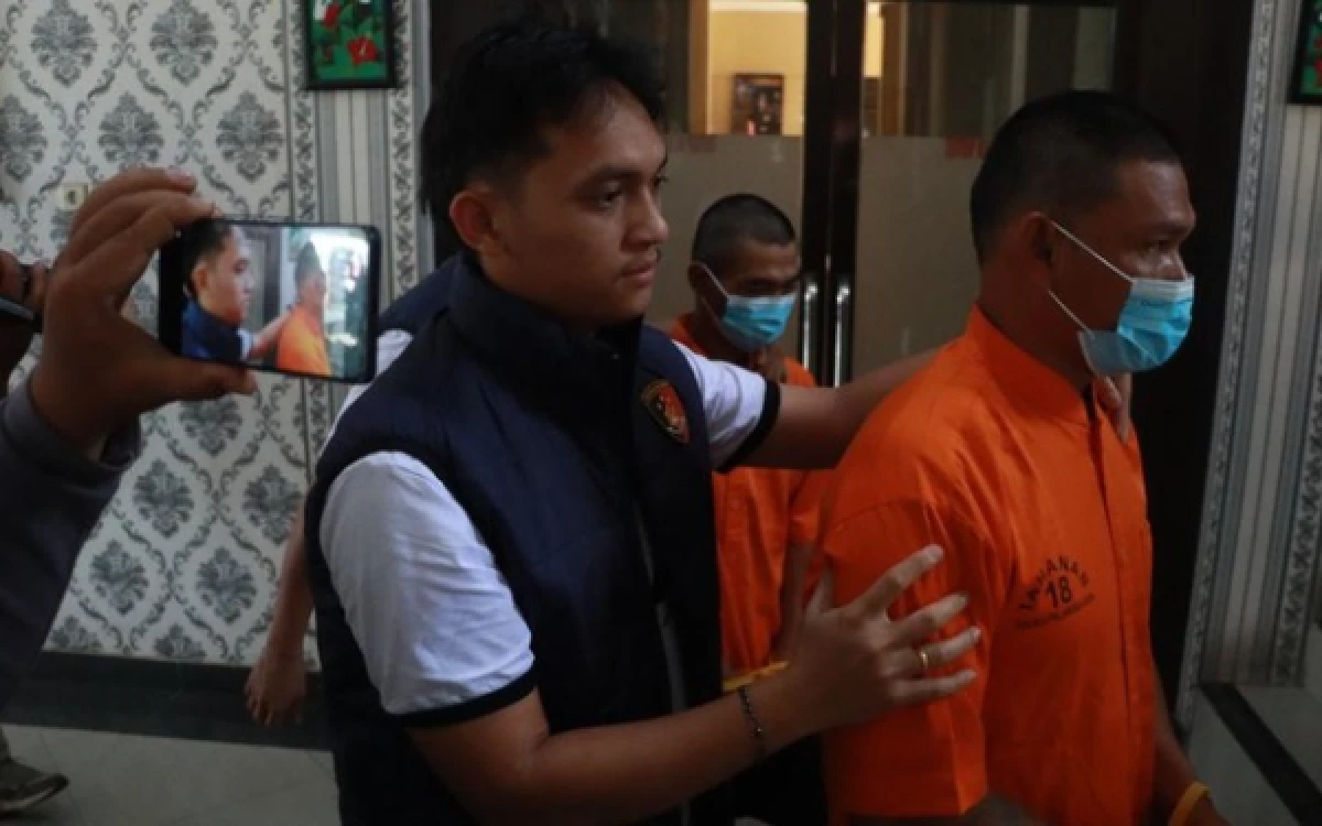 Thumbnail Berita - Karhutla Kalteng: Viral ‘Pria Senter’, Kini Icong dan Pemilik Lahan Jadi Tersangka