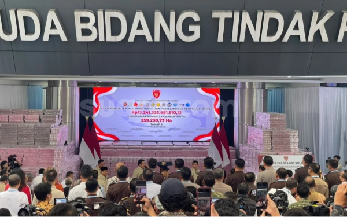 Thumbnail Berita - Satgas PKH Serahkan Rp13,24 Triliun ke Negara, Tumpukan Uang Dipamerkan di Hadapan Prabowo