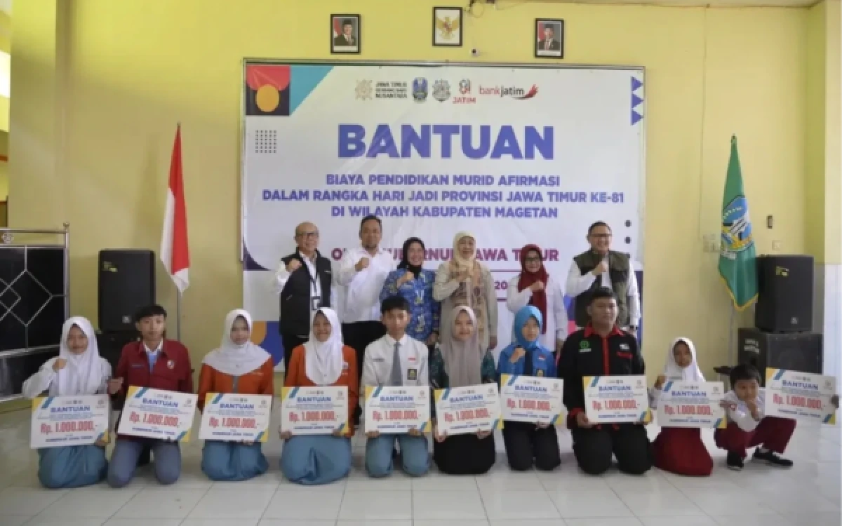Thumbnail Berita - Hari Jadi Ke-81 Jatim, Gubernur Khofifah Beri Bantuan Pendidikan untuk Murid Afirmasi di Magetan