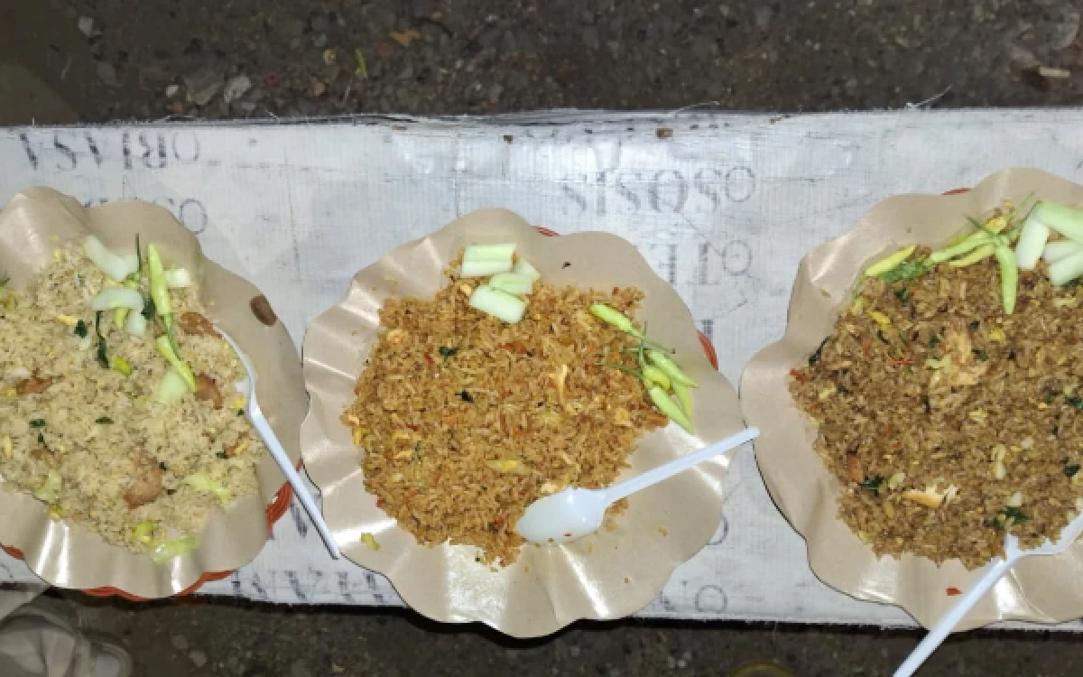 Foto Tiga porsi nasi goreng dengan menu berbeda tersaji di atas bangku sederhana. Dari kiri, berupa menu nasi goreng bakso, nasi goreng saus padang, dan nasi goreng kopi. (Foto: Yasmin Farah Dhiya/ketik.com)