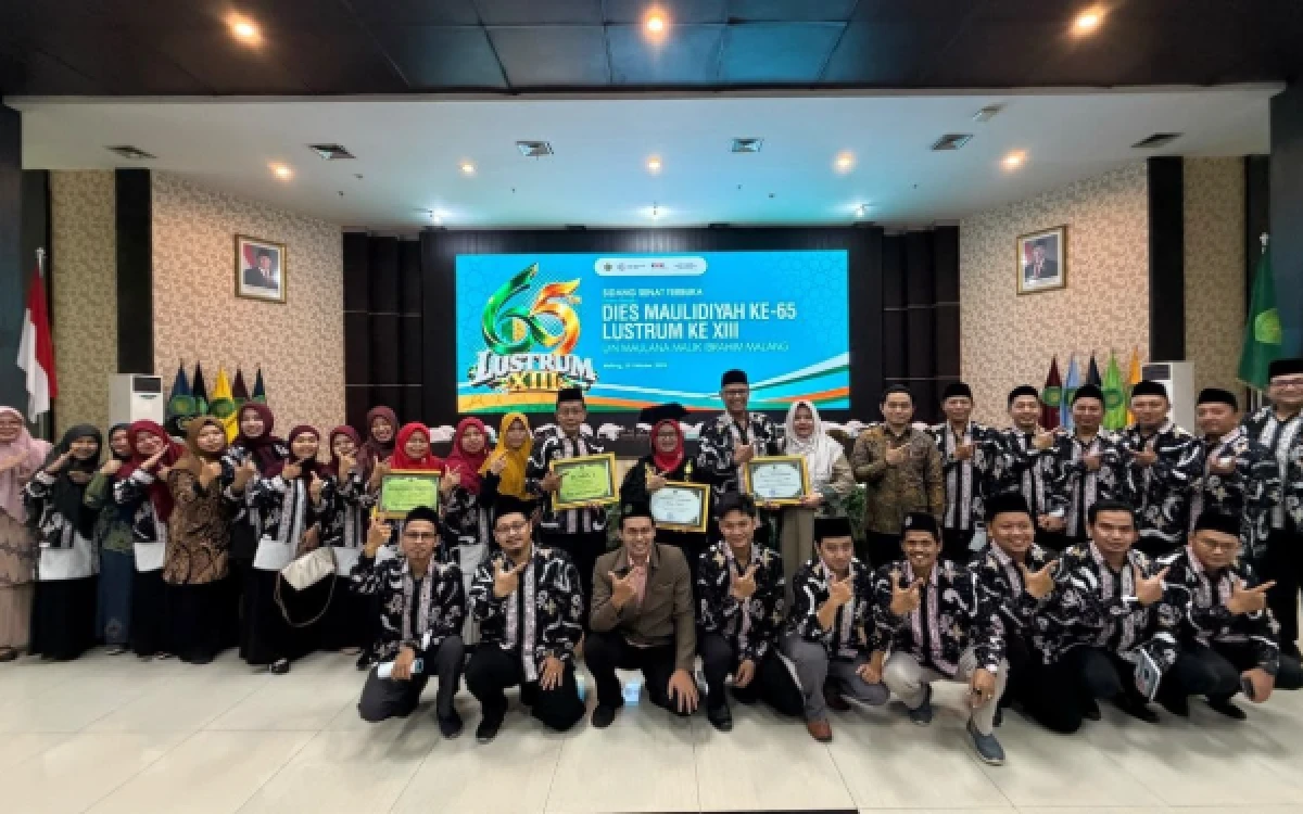 Foto Seluruh sivitas akademika Fakultas Syariah turut bahagia dengan capaian sebagai Fakultas Paling Inovatif. (Foto: Fakultas Syariah UIN Malang)