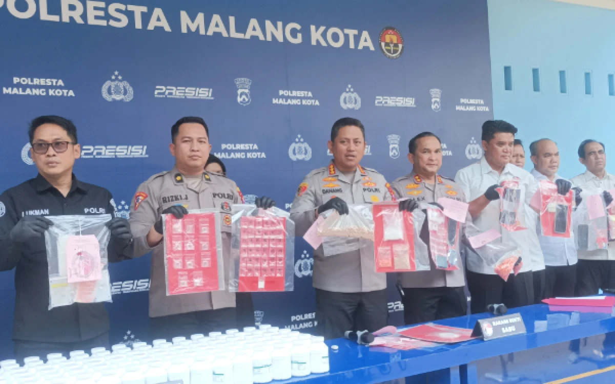 Thumbnail Berita - Berantas Peredaran Narkoba, Polresta Malang Kota Amankan 54 Tersangka dan Sita Ribuan Barang Bukti