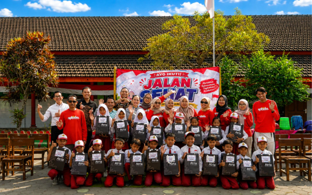 Foto Atria Hotel Malang menggelar kegiatan kepedulian dengan berbagai sepatu pada siswa SDN 2 Sumberpasir. (Foto: Atria Hotel Malang for Ketik.com)