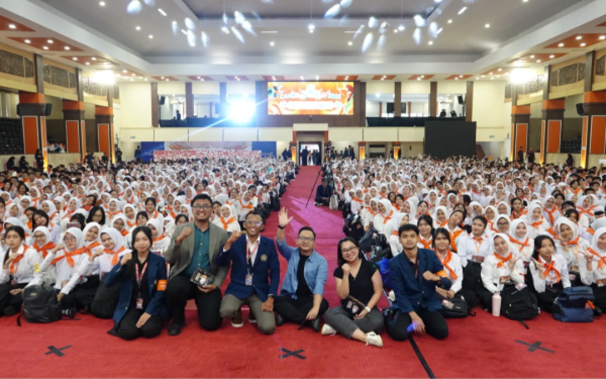 Foto Ketua Umum Ikatan Alumni Fakultas Ilmu Sosial dan Ilmu Politik Universitas Brawijaya (IKA FISIP UB), Miftahul Huda, foto bersama dengan mahasiswa baru. (Foto: IKA FISIP UB)