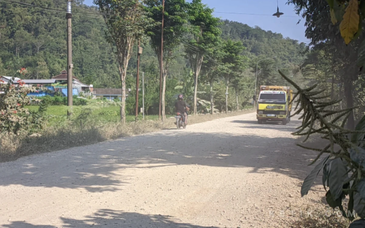 Thumbnail Berita - Dua Ruas Jalan Strategis Pacitan Mulai Diperbaiki, PUPR Optimistis Dongkrak Mobilitas Warga