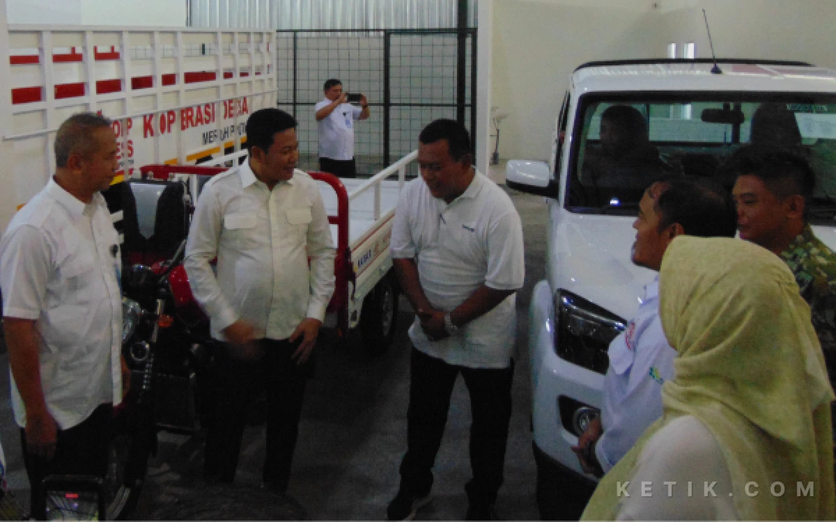 Foto Tenaga Ahli Utama Deputi V Kepala Staf Kepresidenan Letjen TNI (Purn) Arif Rahman (kiri) berdialog dengan perangkat desa dan pengurus Koperasi Desa Merah Putih Desa Sumorame, Kecamatan Candi. (Foto: Fathur Roziq/Ketik.com)