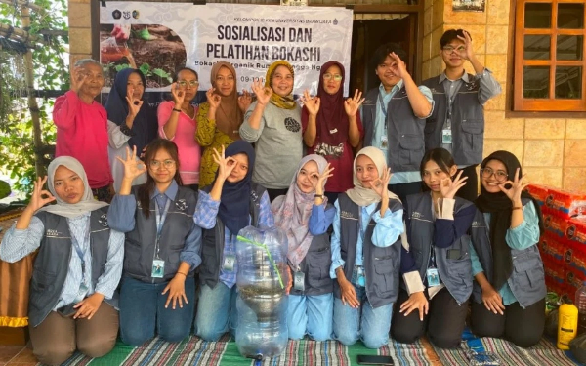Thumbnail Berita - Mahasiswa KKN UB Kediri Ajarkan Warga Ngranti Olah Sampah Organik Jadi Pupuk Bokashi