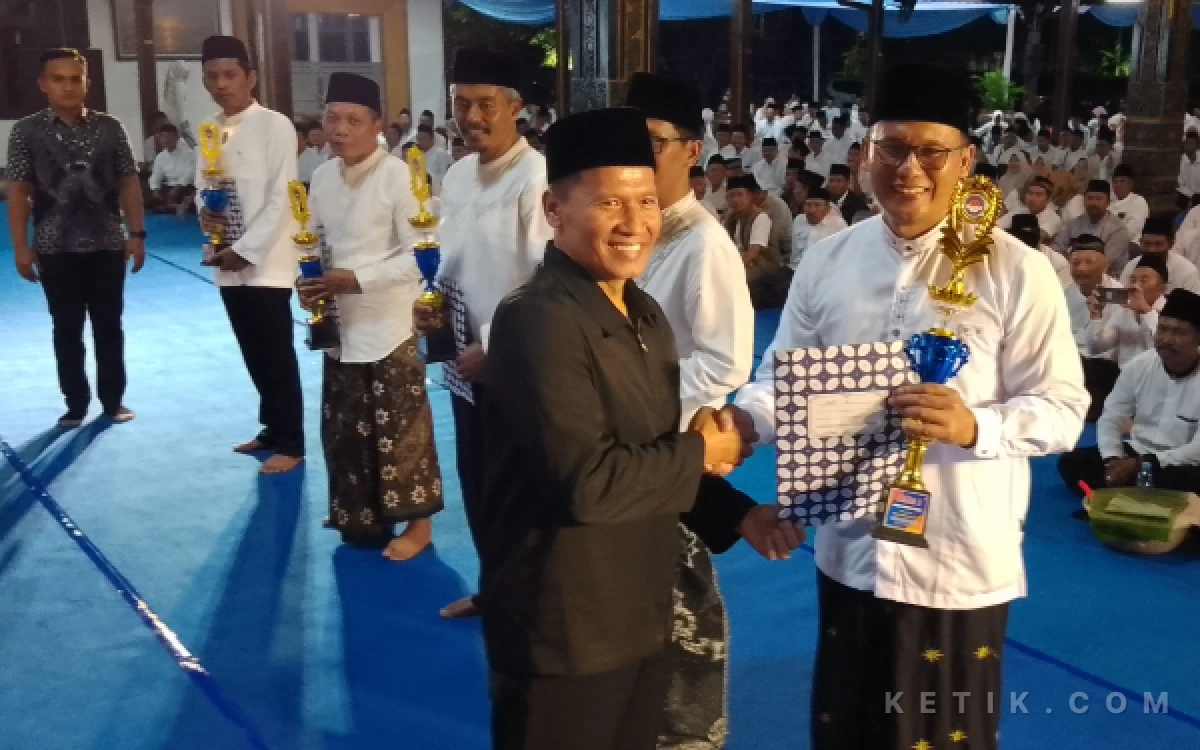 Thumbnail Berita - Puncak Harlah ke-20 PPDI Tulungagung: Ribuan Perangkat Desa Kompak Bawa 268 Tumpeng, Suarakan Kesejahteraan