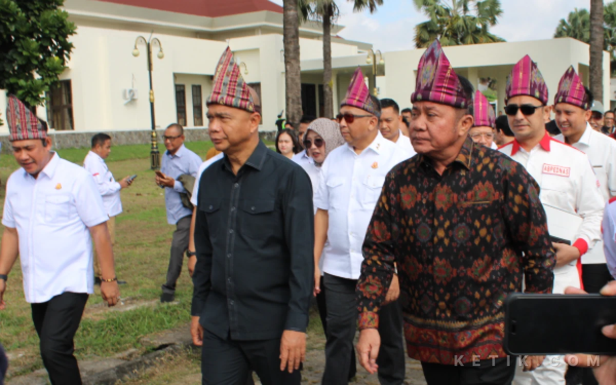 Foto Jamintel Reda Manthovani dan Gubernur Sumsel H. Herman Deru menunjukkan sinergi dalam penguatan tata kelola pemerintahan desa melalui pengukuhan ribuan pengurus ABPEDNAS se-Sumatera Selatan, Sabtu 27 Juni 2026. (Foto: M Nanda/Ketik.com)