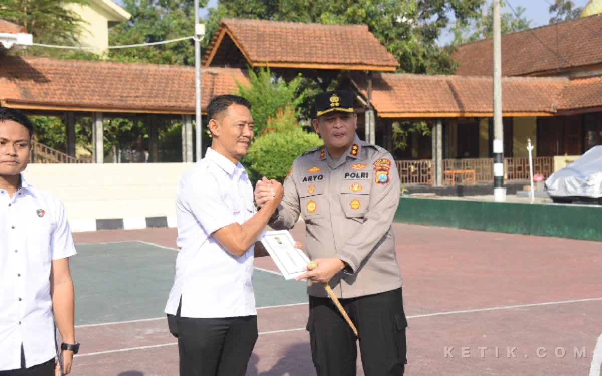 Thumbnail Berita - Kerja Cepat Tangani Kasus Perempuan dan Anak, 2 Personel Polres Bondowoso Dapat Reward dari Kapolres
