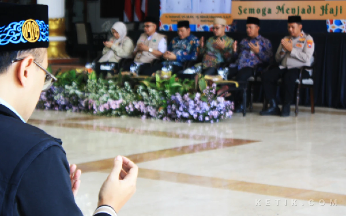 Thumbnail Berita - Bupati Subandi Pesan ke Pendamping Haji Sidoarjo: Tolong Benar-Benar Gati Melayani Jamaah