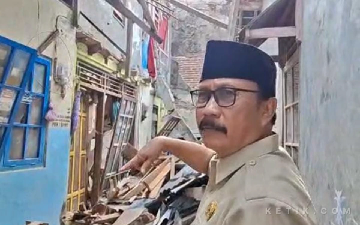 Thumbnail Berita - DPRD Cilacap Suyatno Tinjau Rumah Warga yang Rusak Tertimpa Tembok Bekas Kebakaran Toko Rita