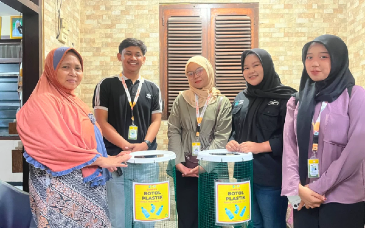 Foto Mahasiswa KKN Kelompok Bendul Merisi RW 03 berfoto bersama Ketua RT 04 seusai penyerahan keranjang sampah botol plastik, Sabtu, 11 Juli 2026. (Foto: Mahasiswa KKN Bendul Merisi RW 03)