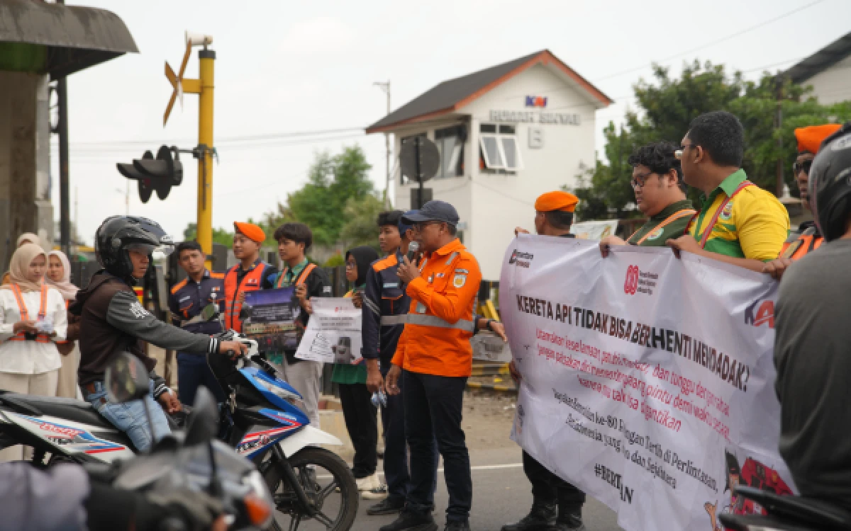 Thumbnail Berita - Gencarkan Aksi Pencegahan, KAI Daop 7 Madiun Gandeng Railfans Muda Edukasi Masyarakat di Perlintasan Sebidang