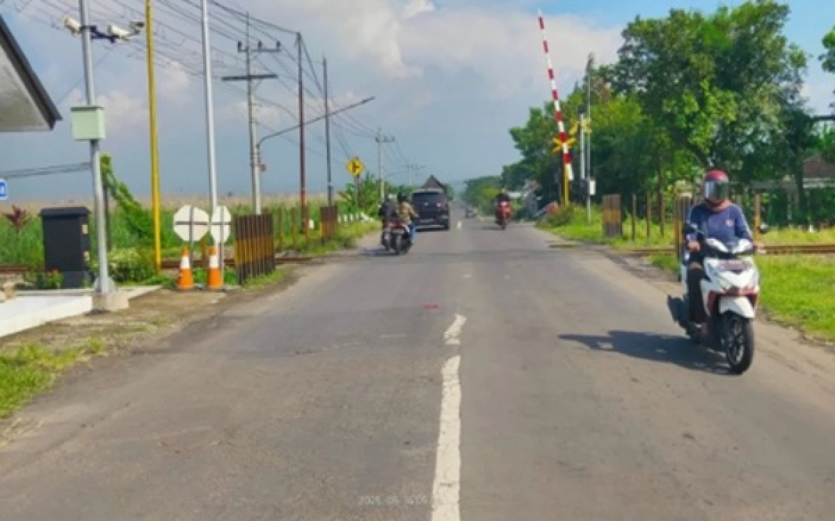 Thumbnail Berita - Awas! Geometri Empat Perlintasan Sebidang di Kediri Tengah Diperbaiki, KAI Daop 7 Madiun Target 107 Titik