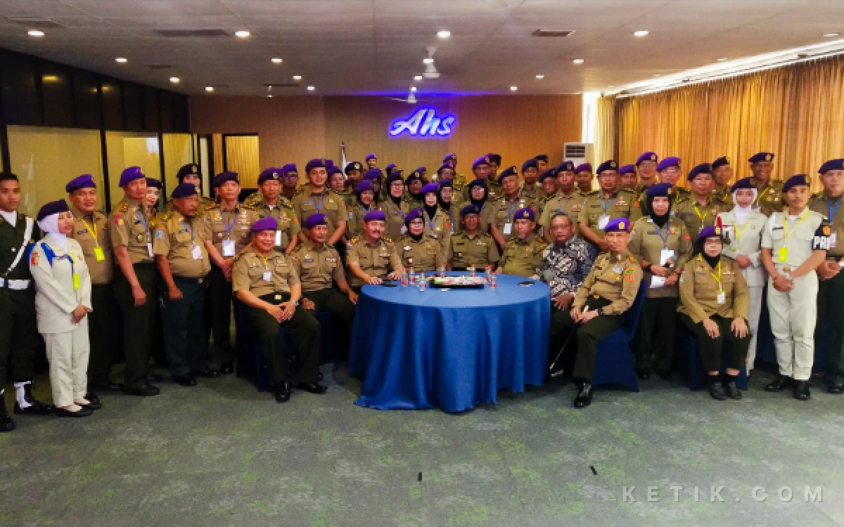 Foto Para pengurus dan peserta serta undangan foto bersama seusai pelantikan pengurus DPKot IARMI Kota Surabaya. (Foto : Sutejo Rc/ketik.com)
