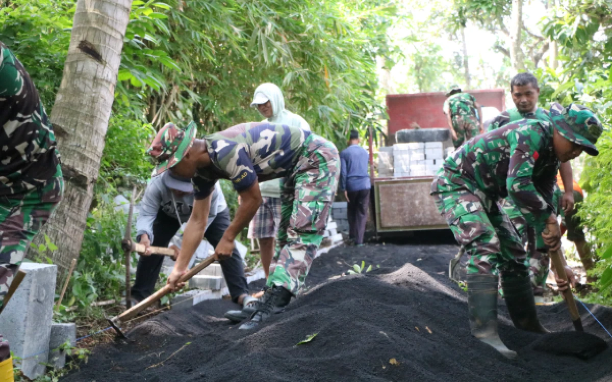 Thumbnail Berita - Satgas TMMD Ke-128 Kodim Probolinggo Gaspol Tuntaskan Pavingisasi di Desa Brabe