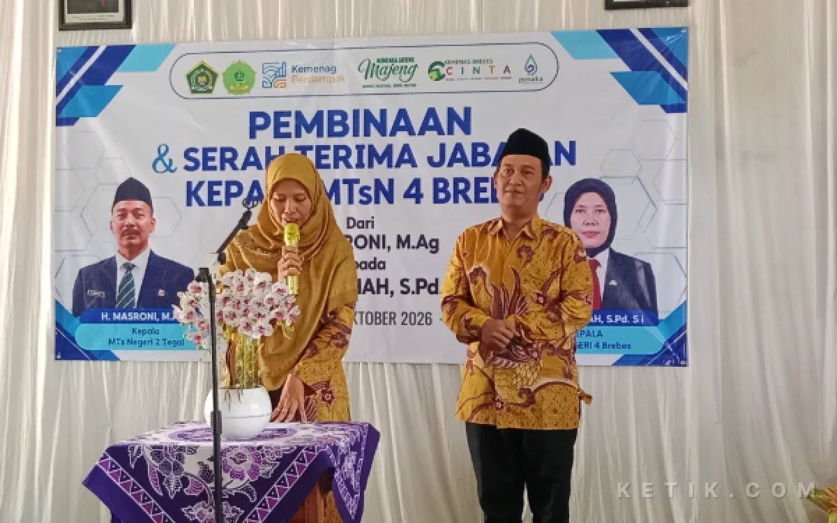 Foto Hj. Afrohah,S.Pd, Si memberikan sambutan dengan didampingi suami