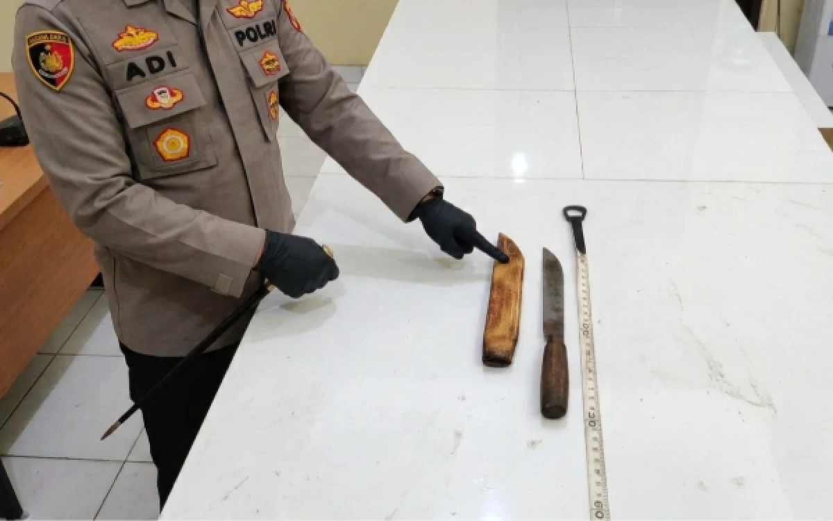 Thumbnail Berita - Pisau Terselip di Celana, Pemuda Malang Diamankan saat Nongkrong di Warung Kopi