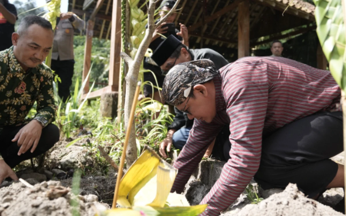 Foto Momen khidmat Wakil Bupati Sleman, Danang Maharsa, saat melakukan penanaman beringin putih sebagai simbol penghijauan. (Foto: Pemkab Slmn for Ketik.com)
